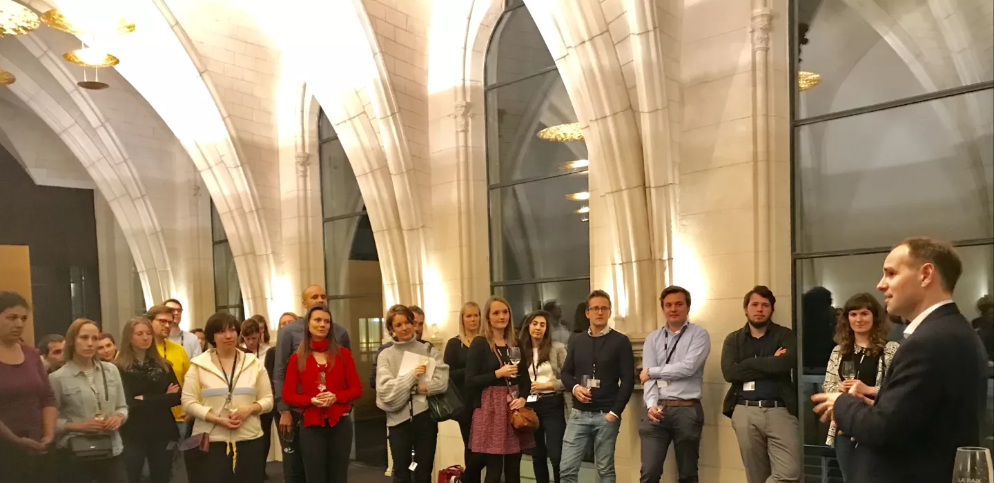 leidinggevende spreekt collega's toe om motiverende manier