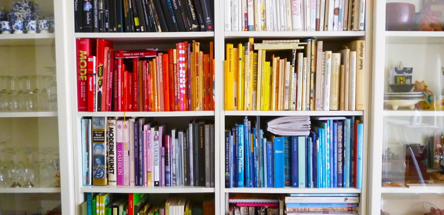 Boekenkast - op kleur - leiderschap boeken
