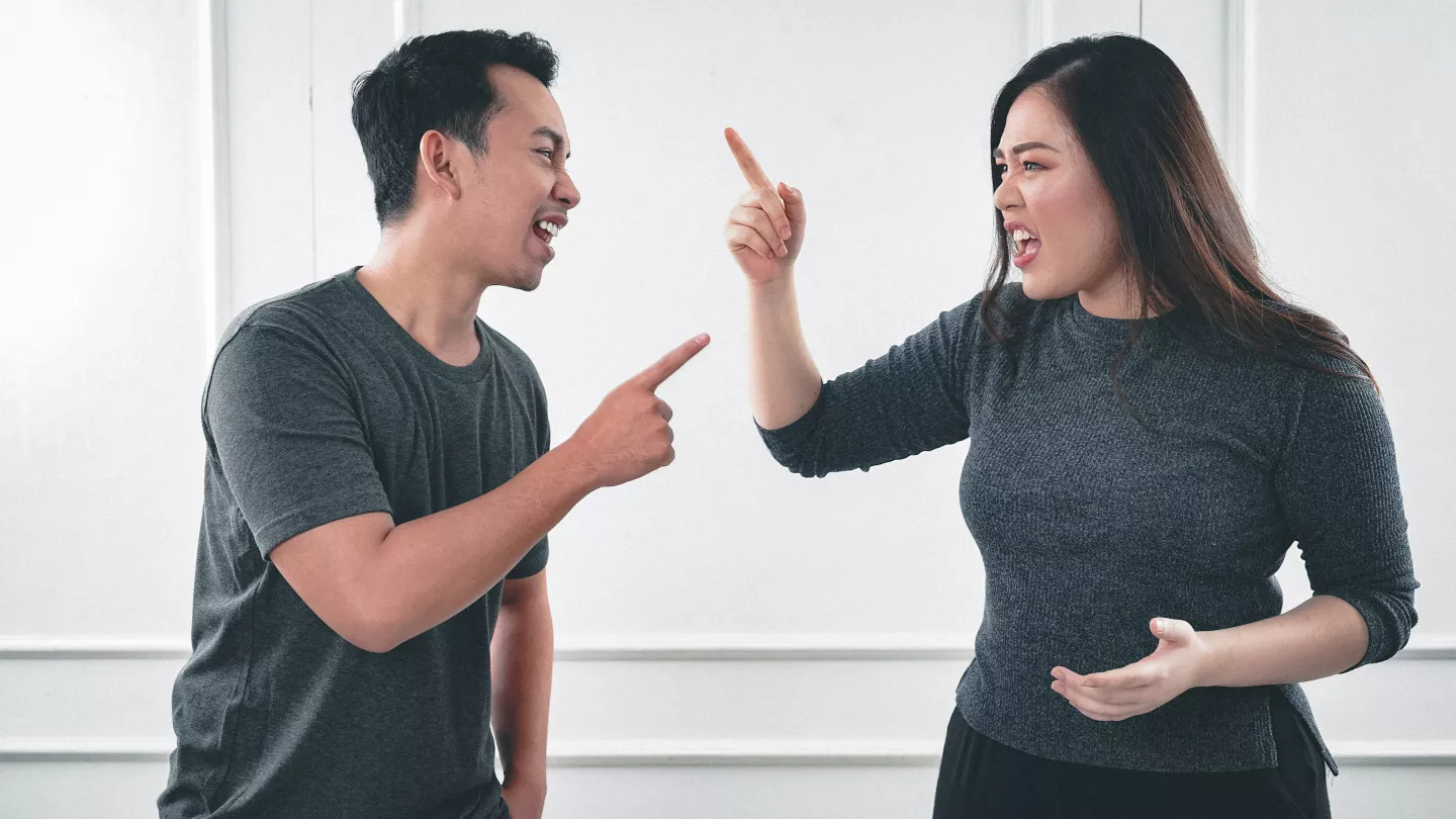 2 collega's die aan het discussiëren zijn