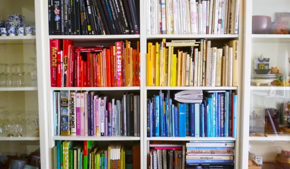 Boekenkast - op kleur - leiderschap boeken